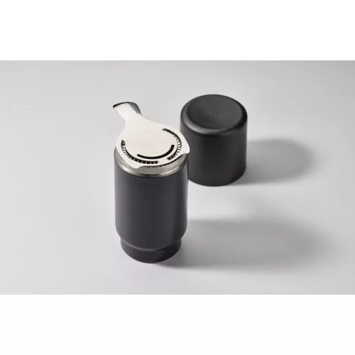 Rocks strainer for shaker