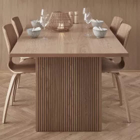 Landholm extendable dining table