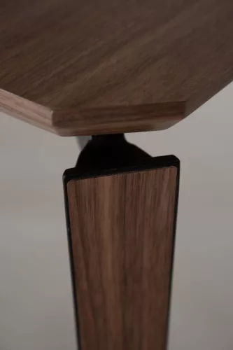 EDGE extendable dining table