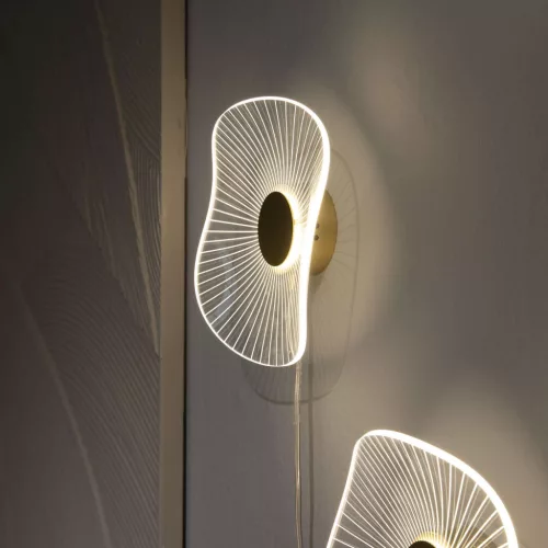 Curtsy wall lamp