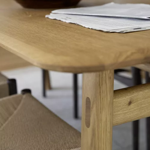 Crafty extendable dining table