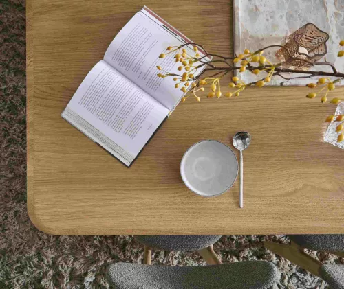 Crafty extendable dining table